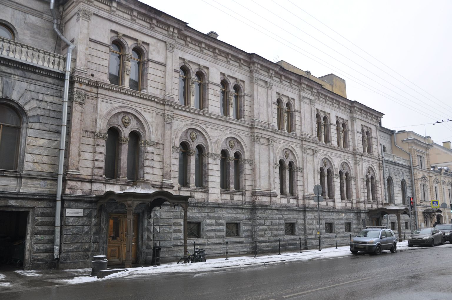Peterburi liberaalse mainega Euroopa ülikool. Neeva kaldapealse lähedal asuvat ja 18. sajandil ehitatud hoonet kutsutakse ka väikeseks marmorlossiks.