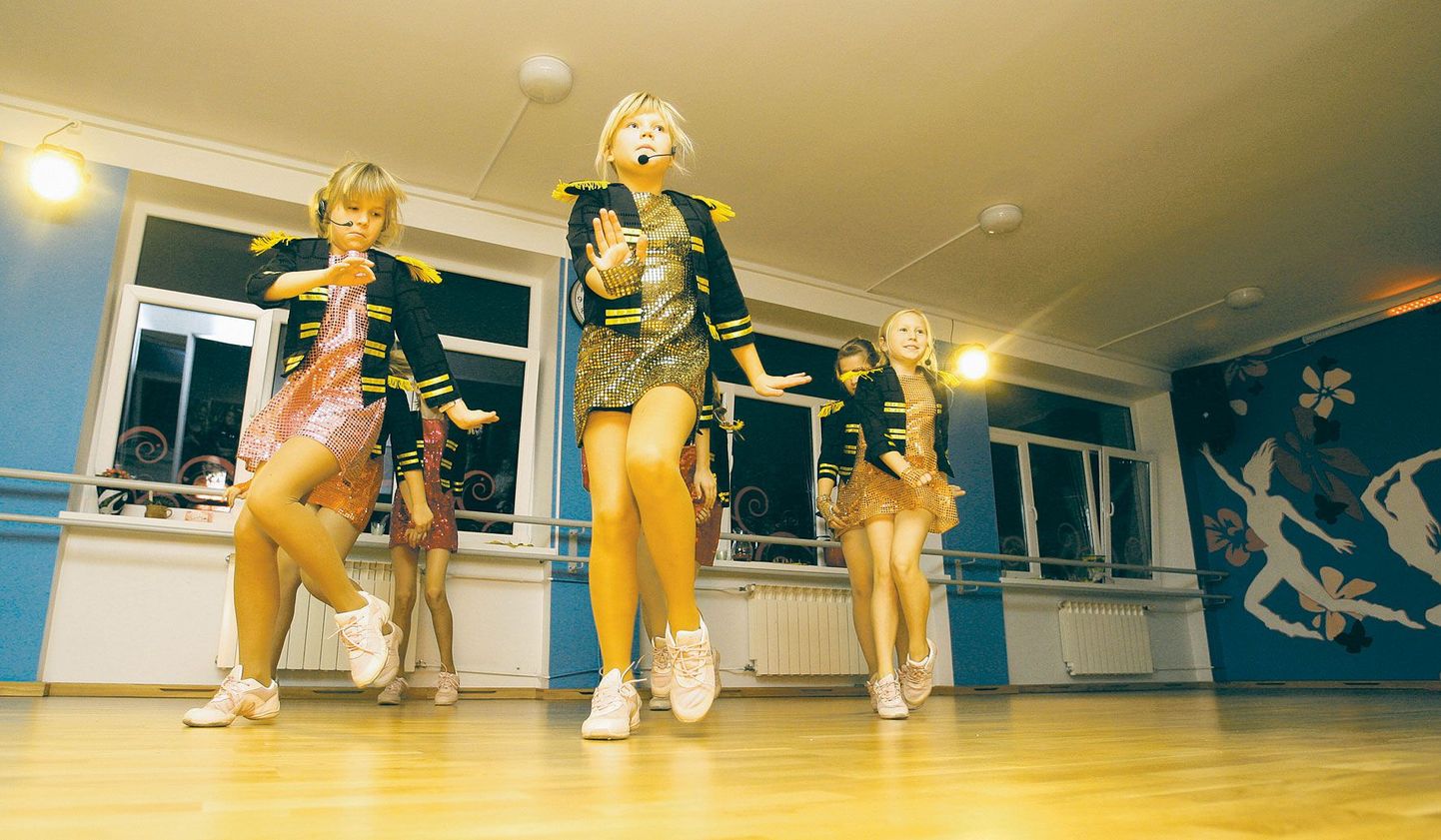 Shaté tantsukooli nooremad tantsijad esitasid särtsaka kava «Tüdrukud bändiproovis».