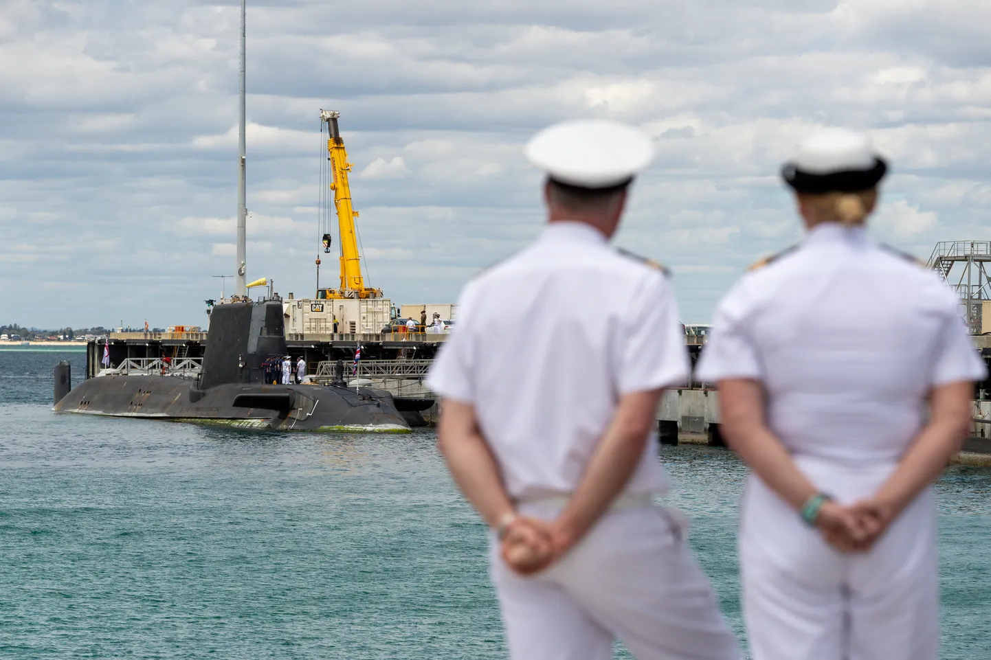 Austraalia mereväelased vaatavad Briti allveelaeva HMS Astute Perthis 29. oktoober 2021.