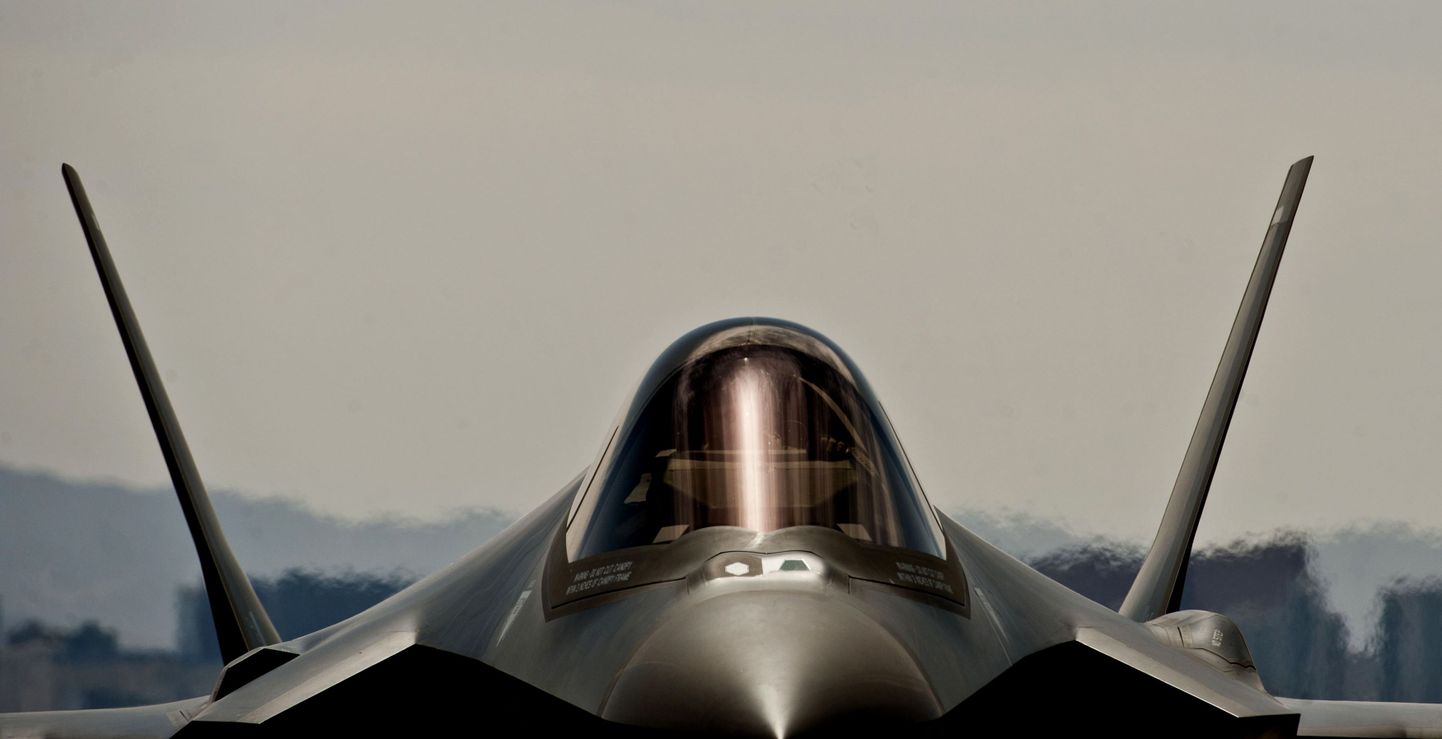 USA/Briti ühistöös valminud F-35A Lightning II on viienda põlvkonna hävituslennuk, mis plaanitakse kasutusele võtta 2016. aastal. Üks lennuk maksab ligi 180 miljonit eurot.