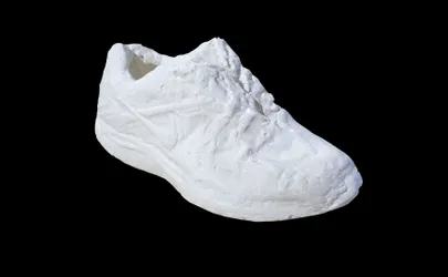 Paracetamol Nike Shoe (2016) on Co-Codamolist kodeiini ekstraktimisel eraldunud paratsetamoolist tehtud elusuuruses Nike jooksutoss.