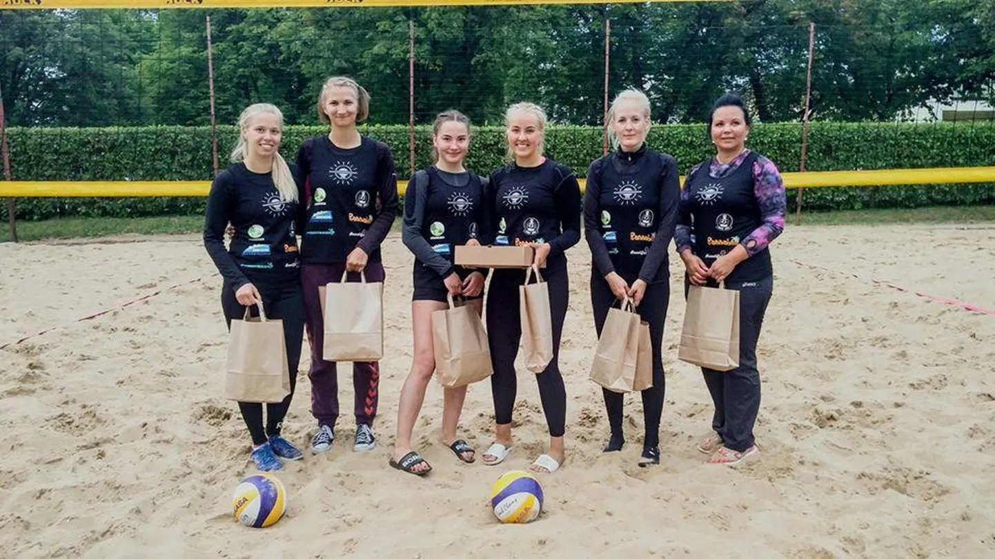 Grillersi naiste rannavolle karikasarja esimese etapi kolm paremat paari. Keskel võidukad Marianne Ojasalu (vasakult kolmas) ja Peppi Sophia Vehmanen (vasakult neljas).