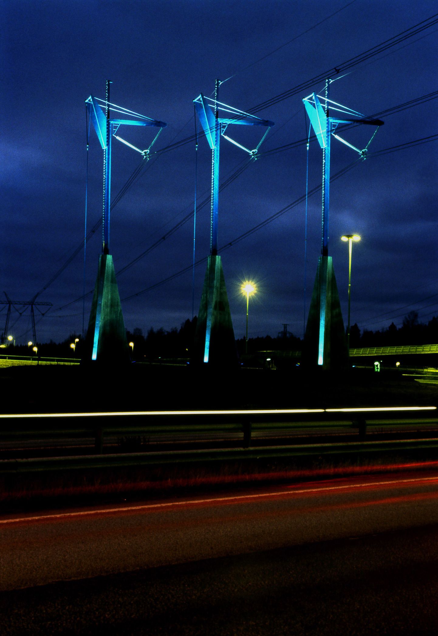 Kurgi kujutavad kõrgepingeliini disainmastid Soomes Espoo lähedal.
