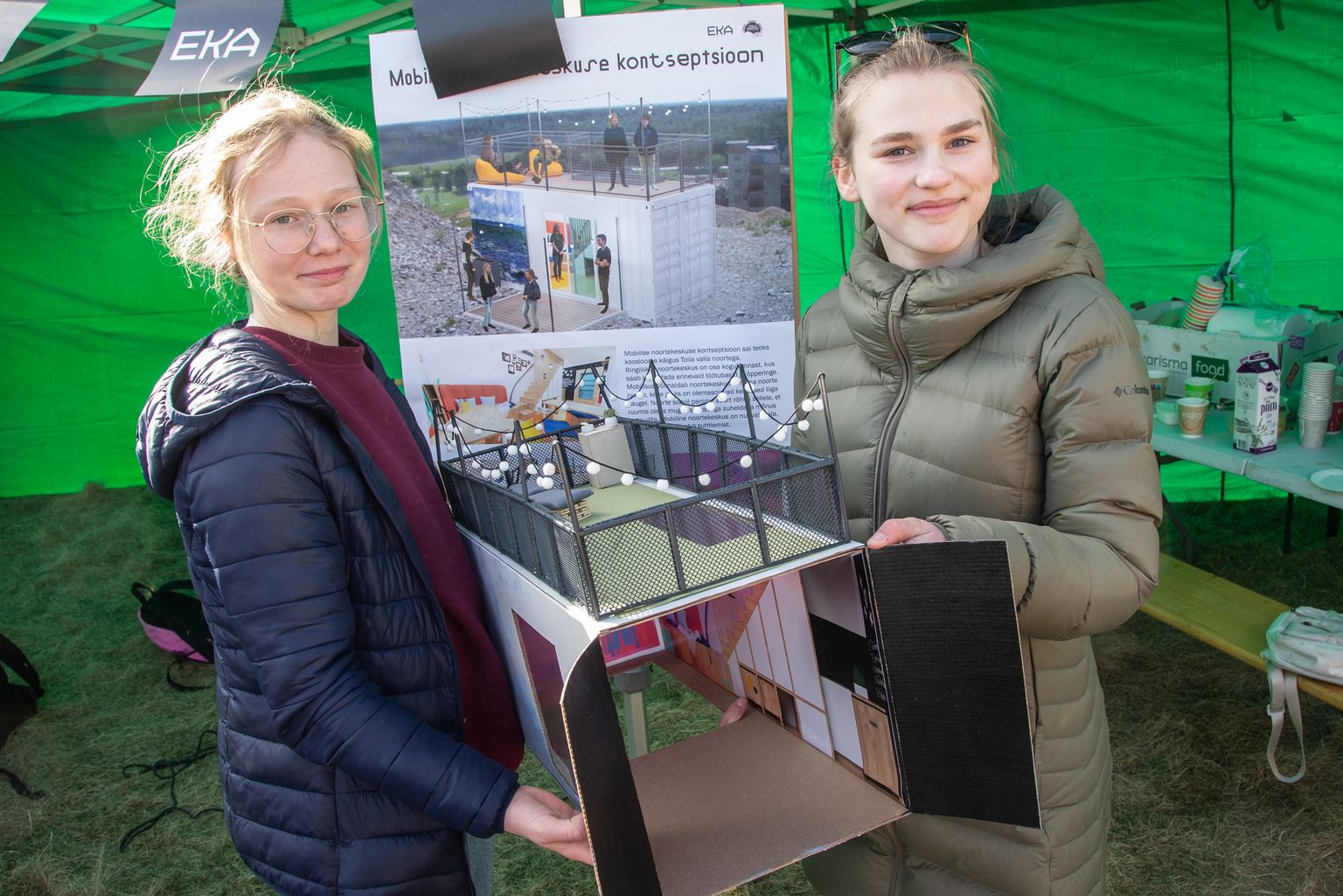 Eelmisel reedel sai Kohtla-Nõmmel tutvuda mobiilse noortekeskuse 3D-maketiga. Pildil esitlevad seda Toila gümnaasiumi õpilased Anette Tint ja Anni Triin Salvan.