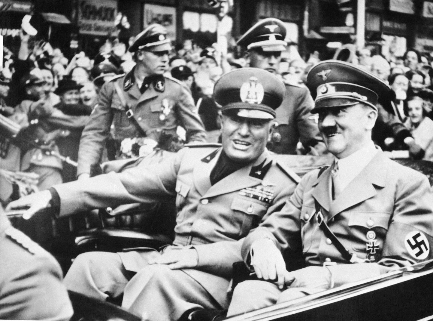 Itaalia diktaator Benito Mussolini (vasakul) koos Natsi-Saksamaa liidri Adolf Hitleriga.