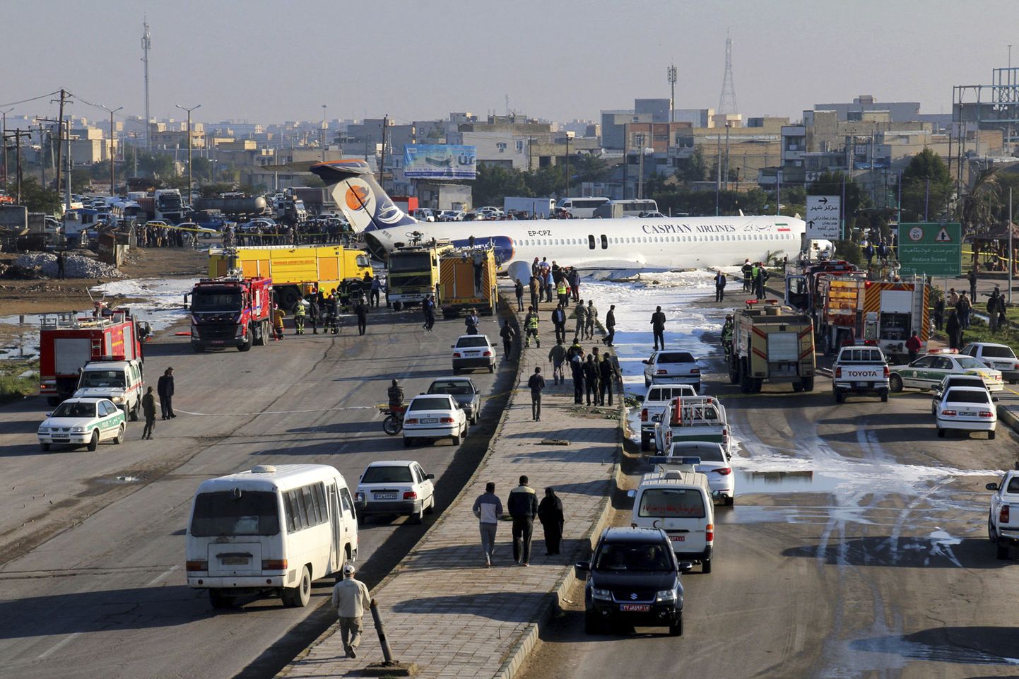 Iraani reisilennuk sõitis Mahshahri linnas maandudes lennurajalt tänavale.