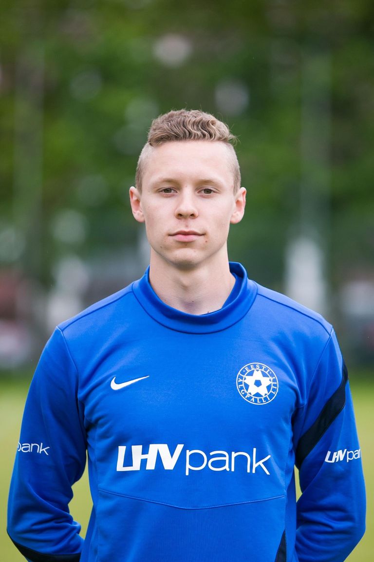 Markus Poom, Eesti lootustandvamaid noori jalgpallureid.
