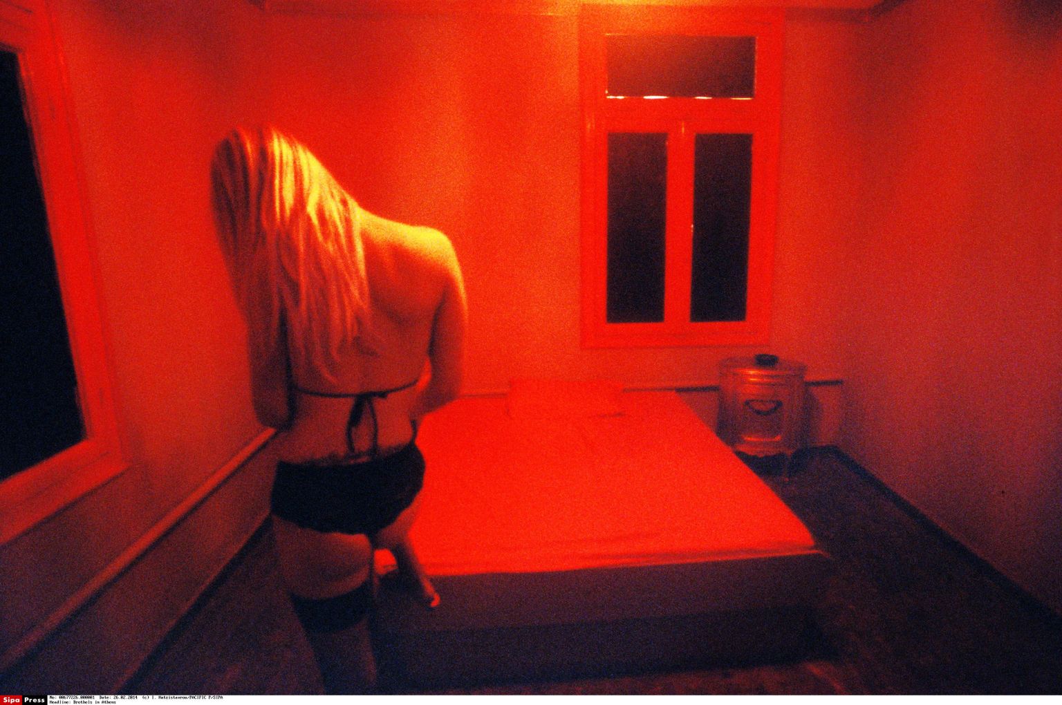 Prostitutsiooni kaasatud naine üüritoas. Foto on illustratiivne.