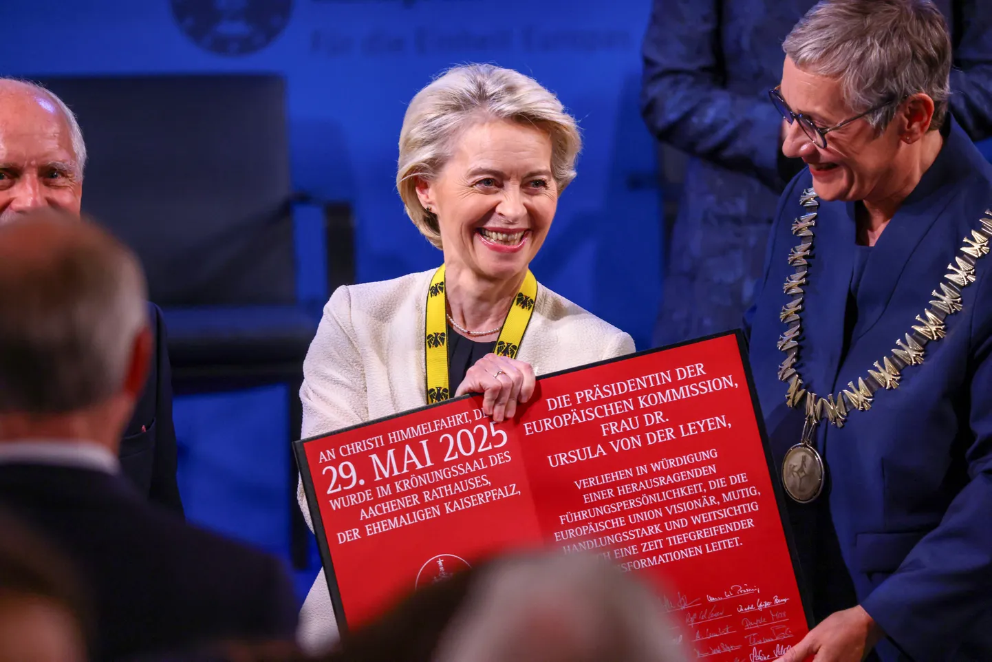 Euroopa Komisjoni president Ursula von der Leyen võtmas Karl Suure auhinda vastu Aacheni linnapealt Sibylle Keupenilt ja Karl Suure auhinna komitee juhilt Jürgen Lindenilt.