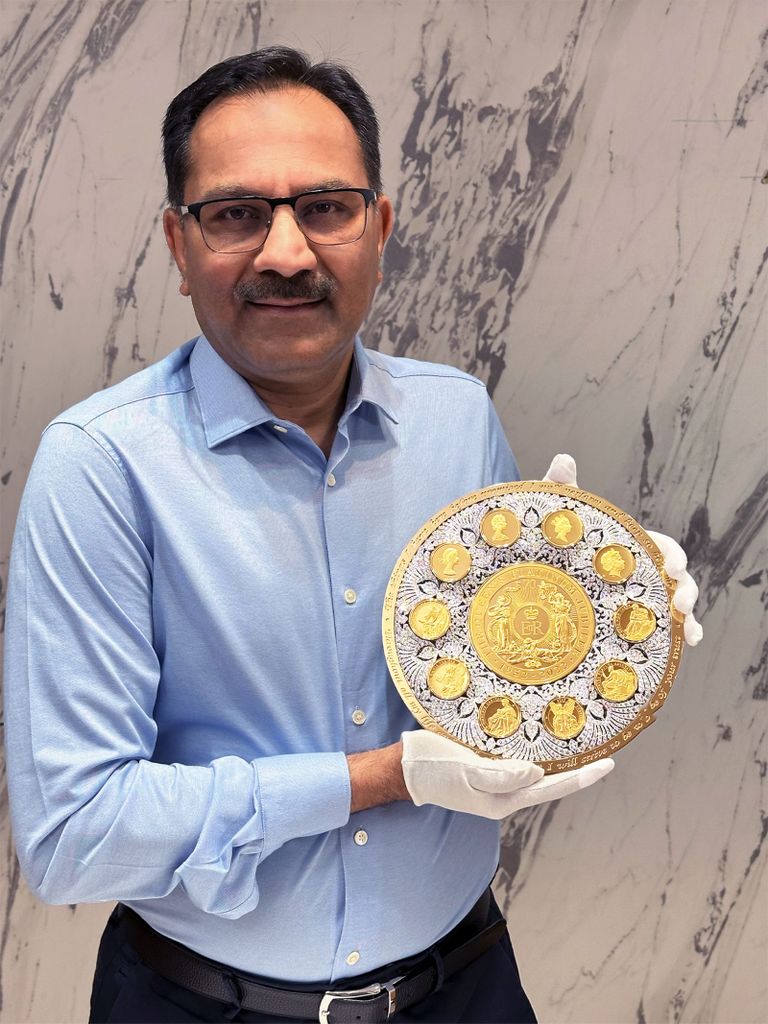 Luksusäriga tegelev Sanjiv Mehta hoiab käes maailma kalleimat mälestusmünti, mis kuulub tema ettevõttele Ida-India Kompaniile.