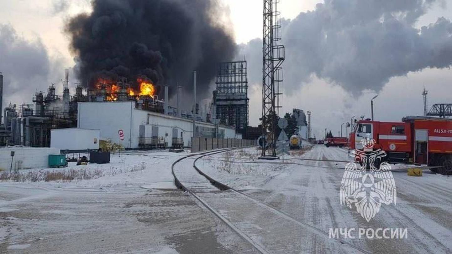 Ugunsgrēkā naftas pārstrādes rūpnīcā Irkutskas apgabala Angarskā.
