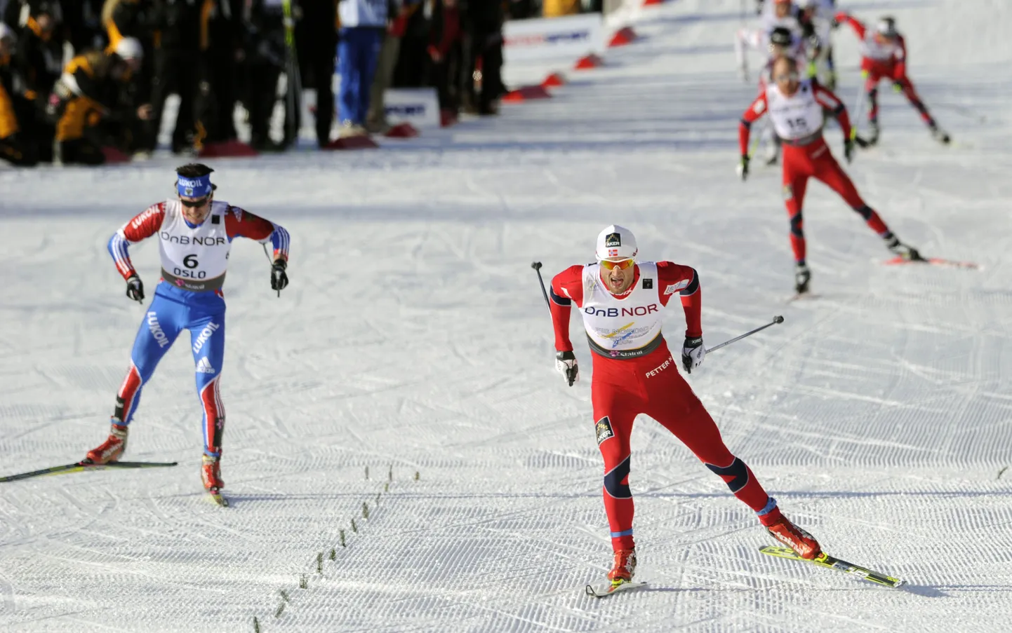 Petter Northug (paremal) jättis viimasel kilomeetril venelase Maksim Võlegžanini enda selja taha.