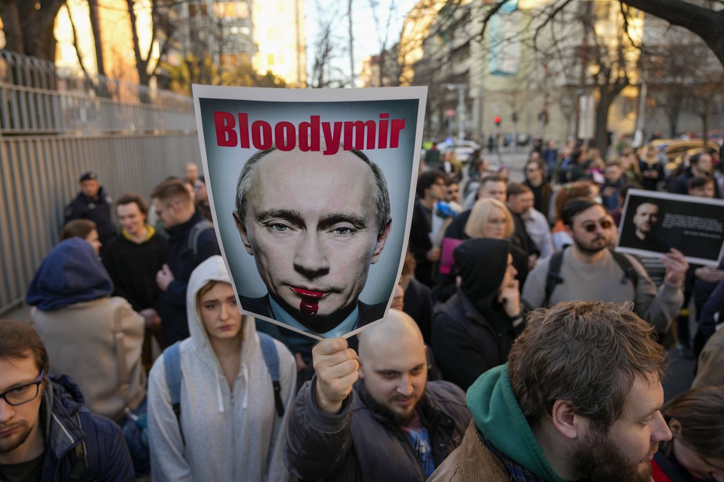 Meeleavaldajad pärast Aleksei Navalnõi surma 16. veebruaril Belgradis Venemaa saatkonna ees.