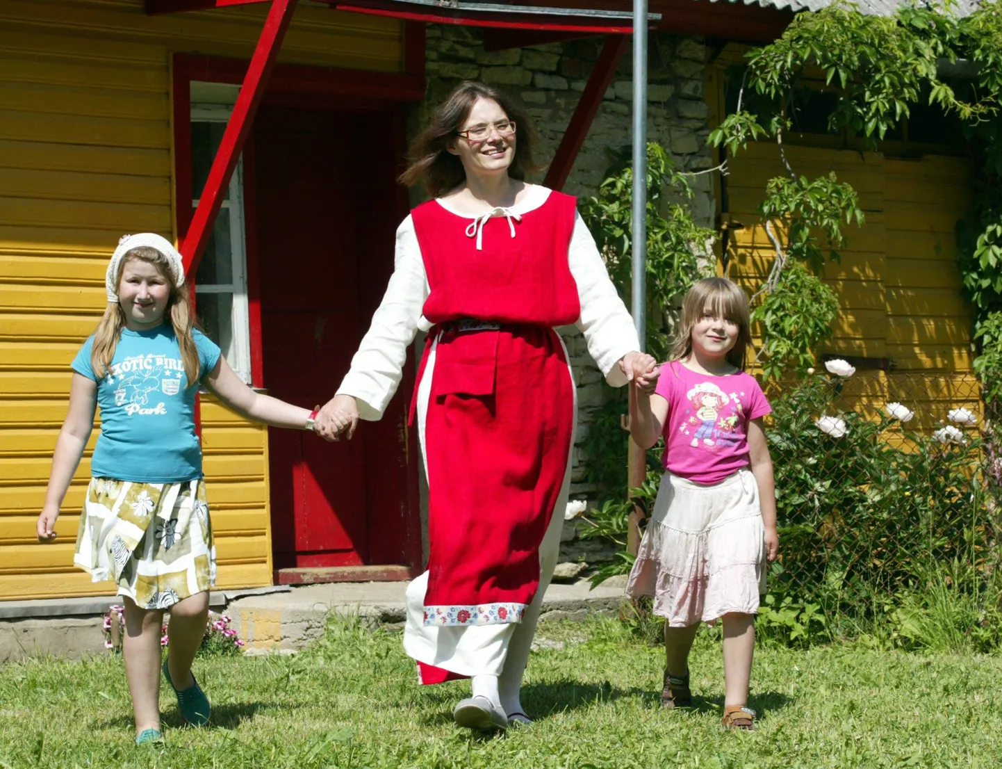 Elo Forseli tütred Elisabeth (vasakul) ja Maria saatsid ema laulupeole ning loodavad järgmisel peol juba kaasa laulda.