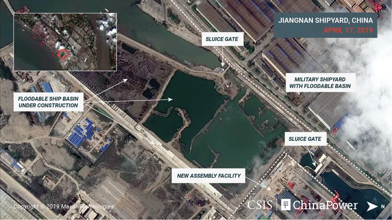 Satelliidipildilt on näha väidetavat Hiina lennukikandja ehitust Jiangnani laevatehases Shanghais. Pilt on tehtud 17. aprillil.