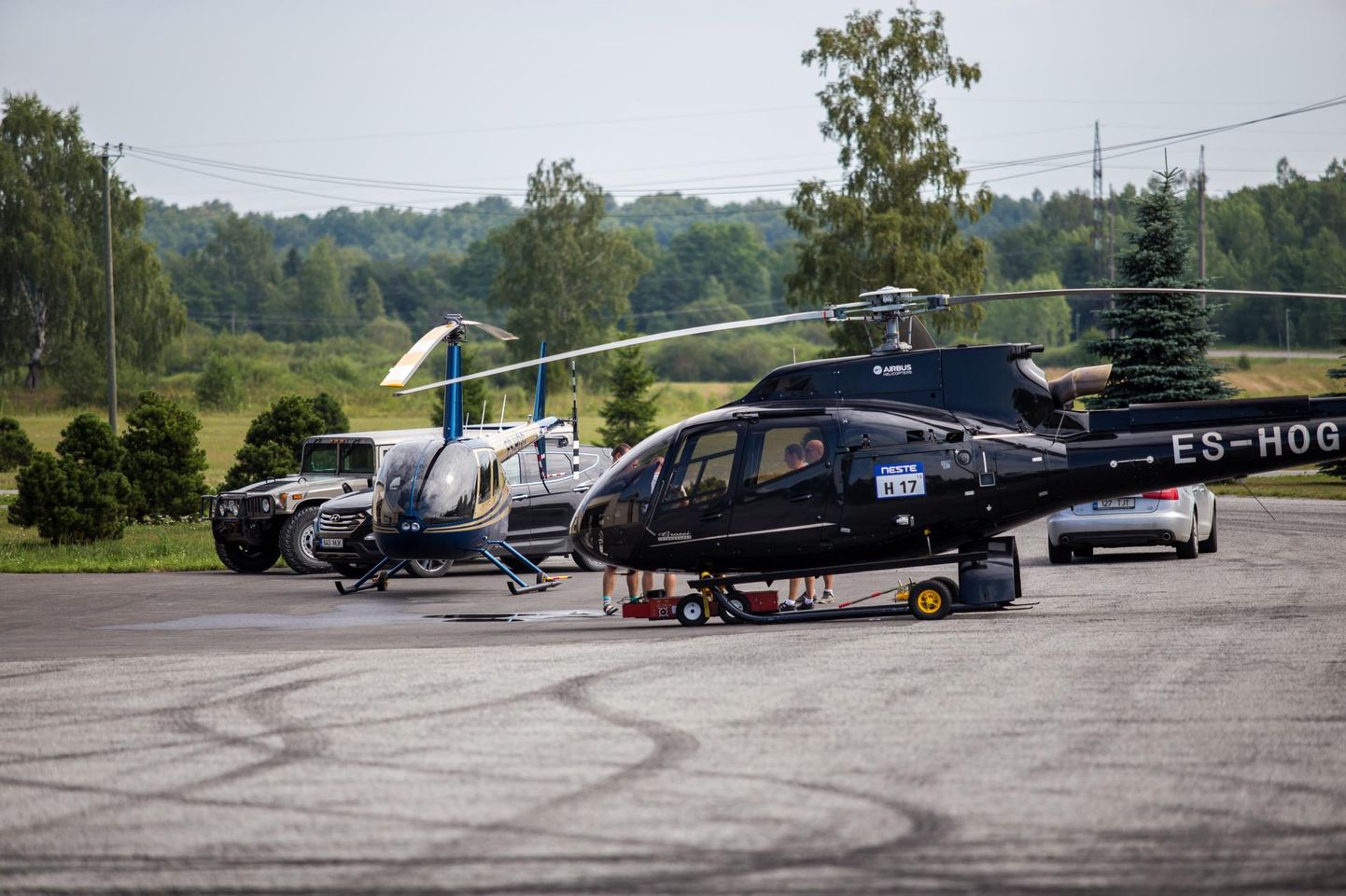 Oleg Grossile kuuluva OG Elektra AS-i lennumasinapark kogu selle hiilguses. Vasakul on uhiuus Robinson, paremal Eurocopter.