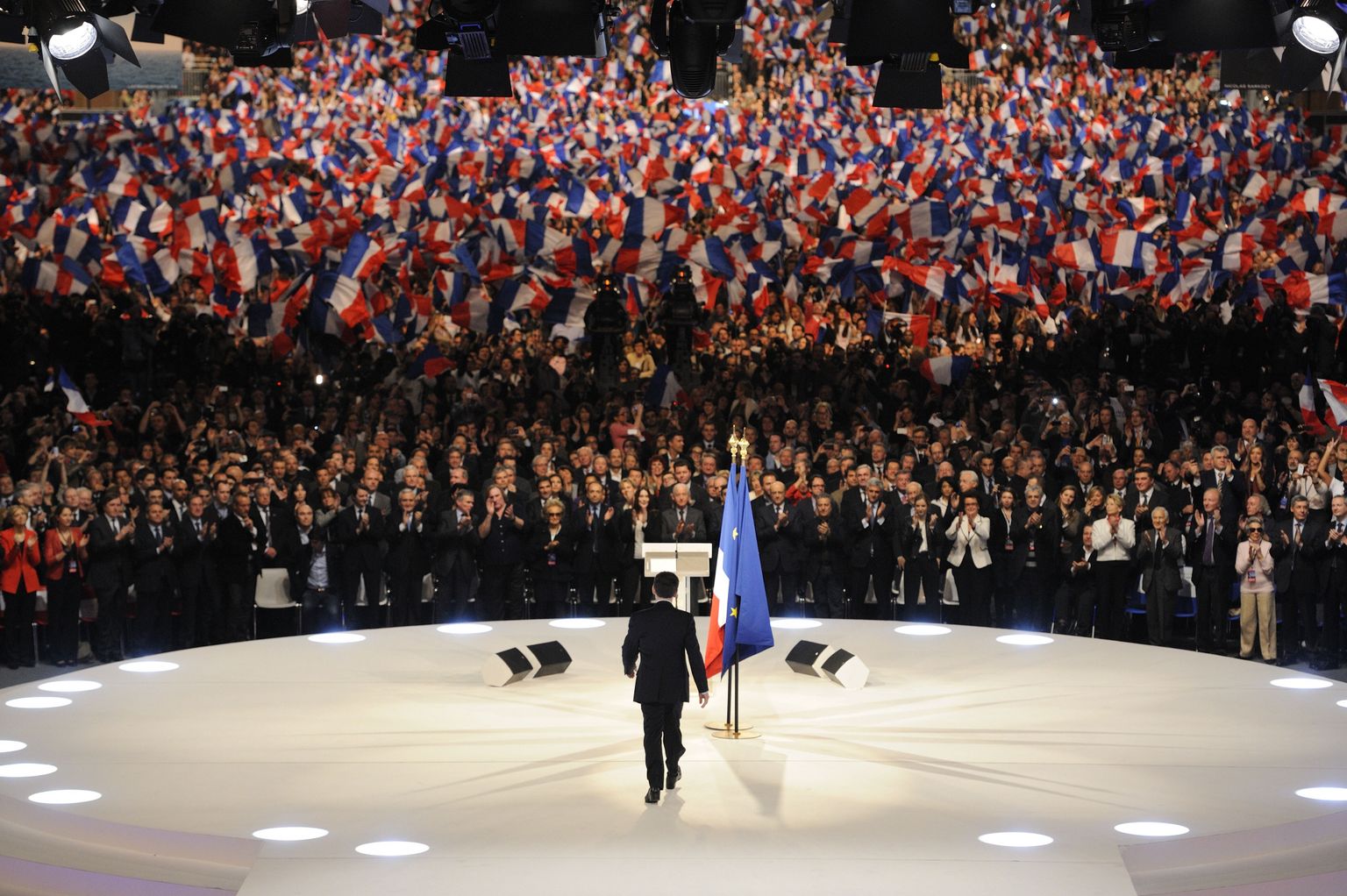 Nicolas Sarkozy 2012. aastal kampaaniaüritusel suundumas lavale kõnet pidama.