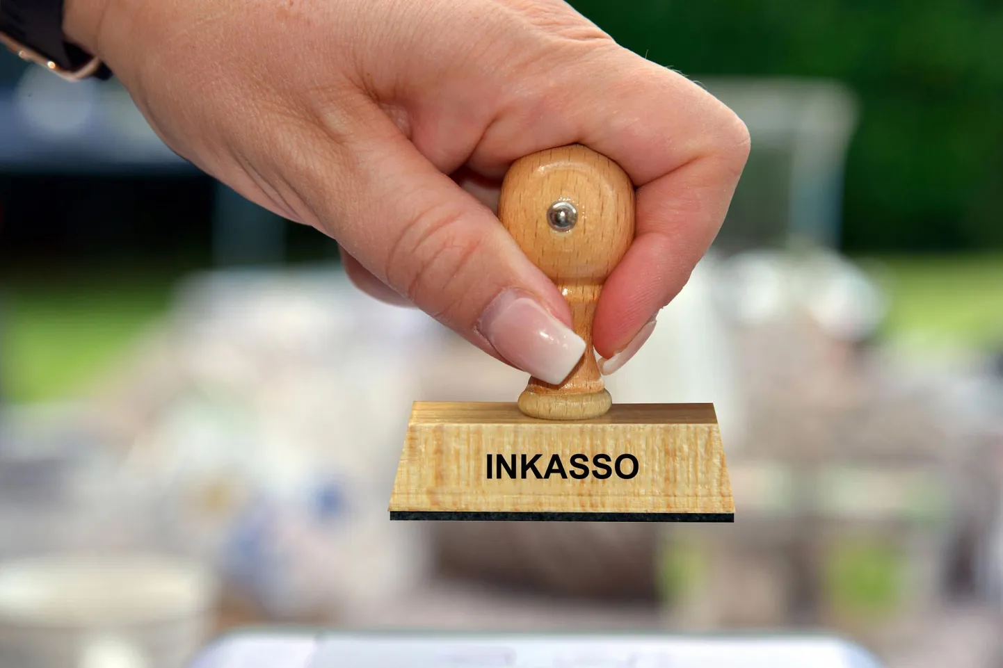 Kellegi sissetuleku arestimiseks või vara müümiseks peab inkasso pöörduma kohtusse nagu iga teine eraõiguslik võlausaldaja.