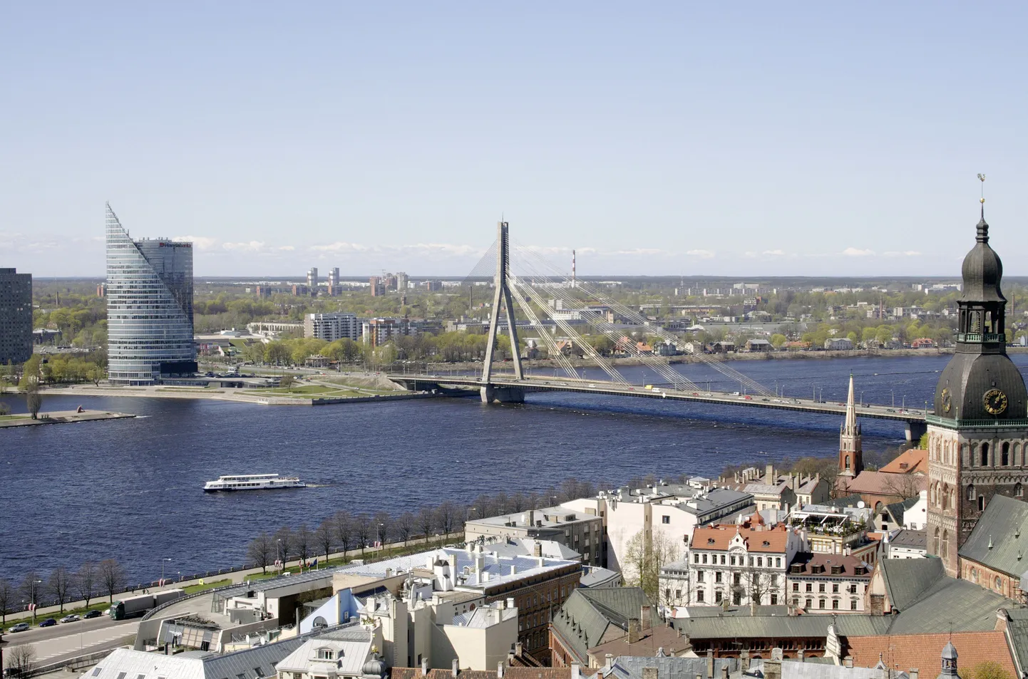 Vaade Riia Toomkirikule (paremal) ja sillale Daugava jõel.