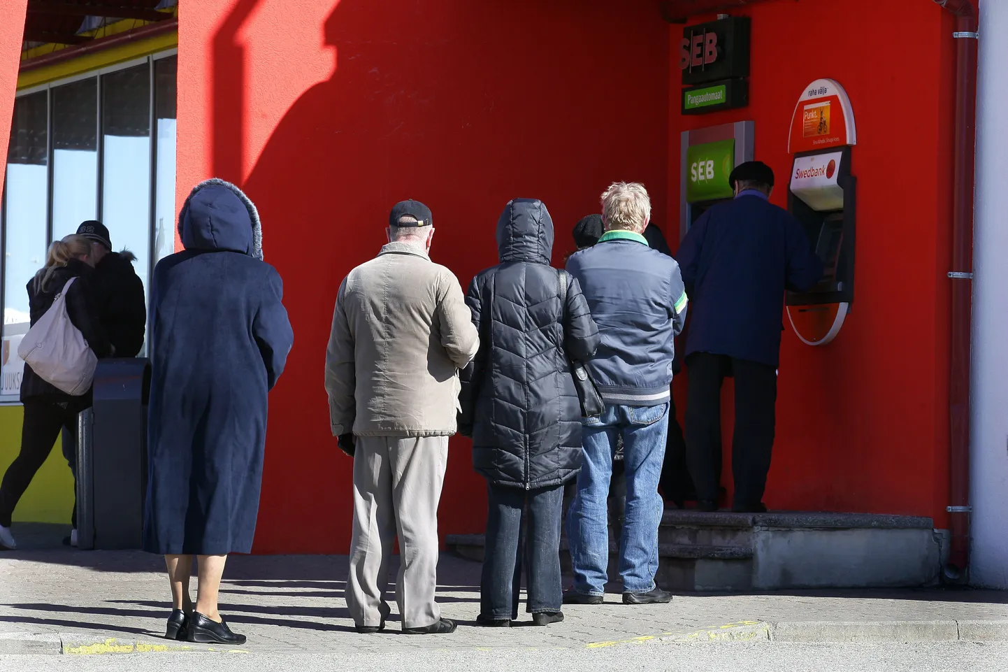 Mai Selver. Sularahaautomaat, järjekord , pension, pensionär.