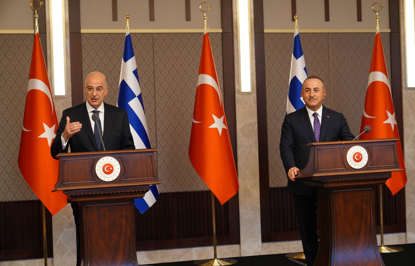Turcijas ārlietu ministrs Mevlits Čavušoglu un viņa Grieķijas kolēģis Nikos Dendias
