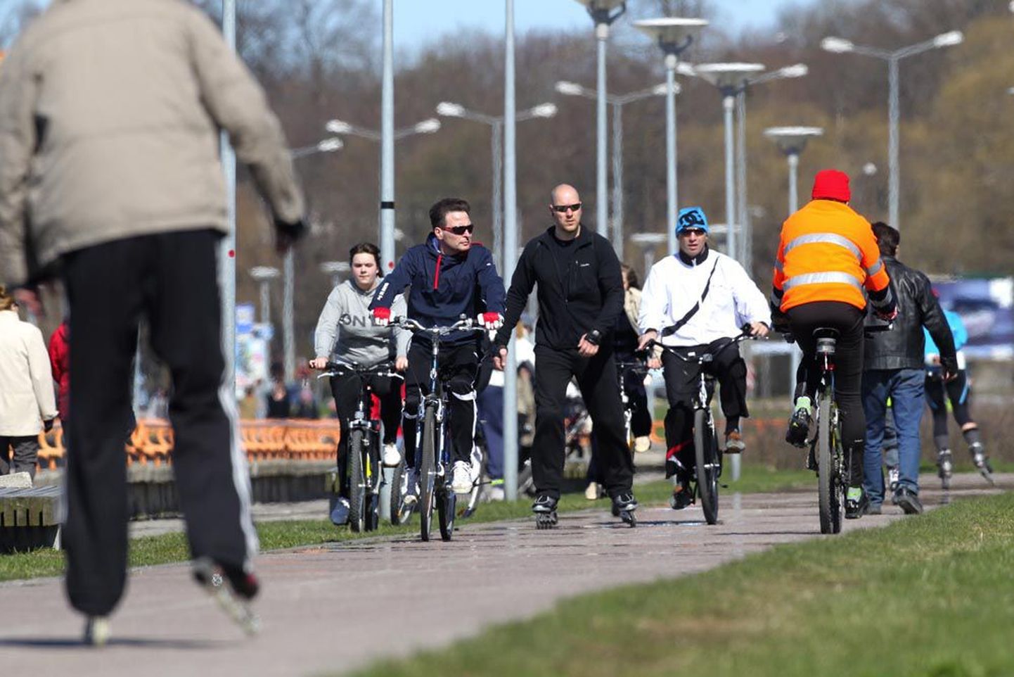 Все больше людей пересаживается с автомобилей и общественного транспорта на городские велосипеды.