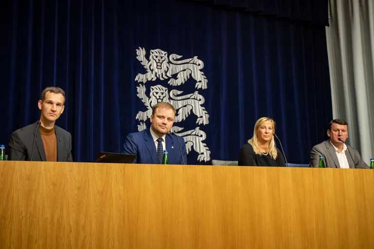 Elektrienergia universaalteenuse pressikonverentsil esinesid MKMi energiaturgude juht Rein Vaks, ettevõtlus- ja infotehnoloogiaminister Kristjan Järvan, konkurentsiameti regulatsiooniteenistuse juhataja-peadirektori asetäitja Külli Haab ning Enefit Poweri juhatuse esimees Andres Vainola.
