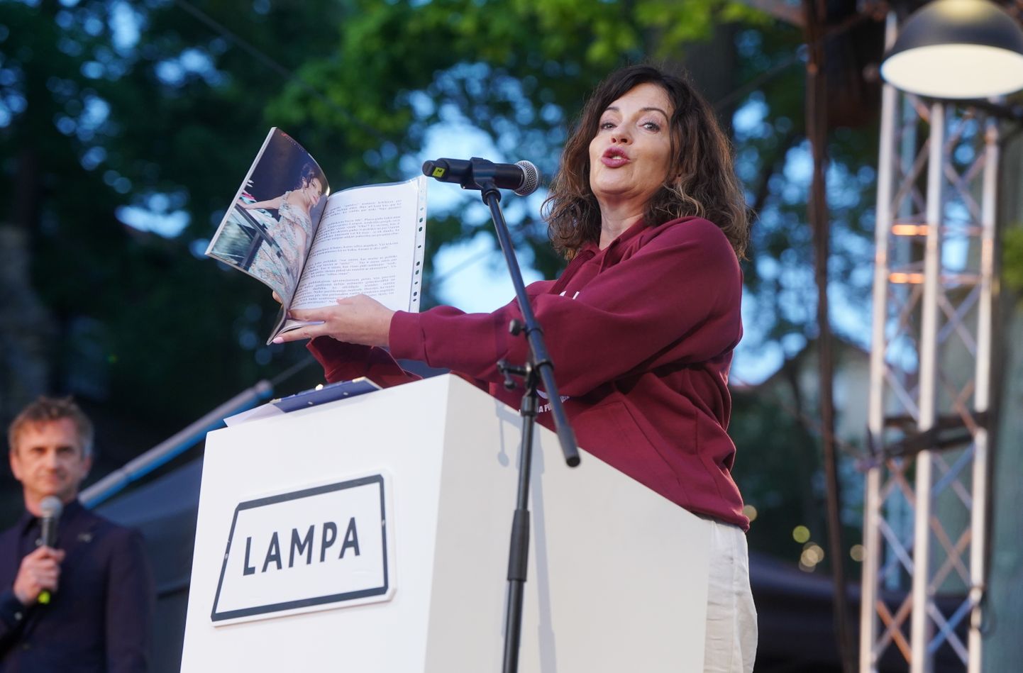 Saeimas deputāte Ramona Petraviča piedalās "Politiķu cepienā" sarunu festivālā "Lampa" Cēsu pils parkā.