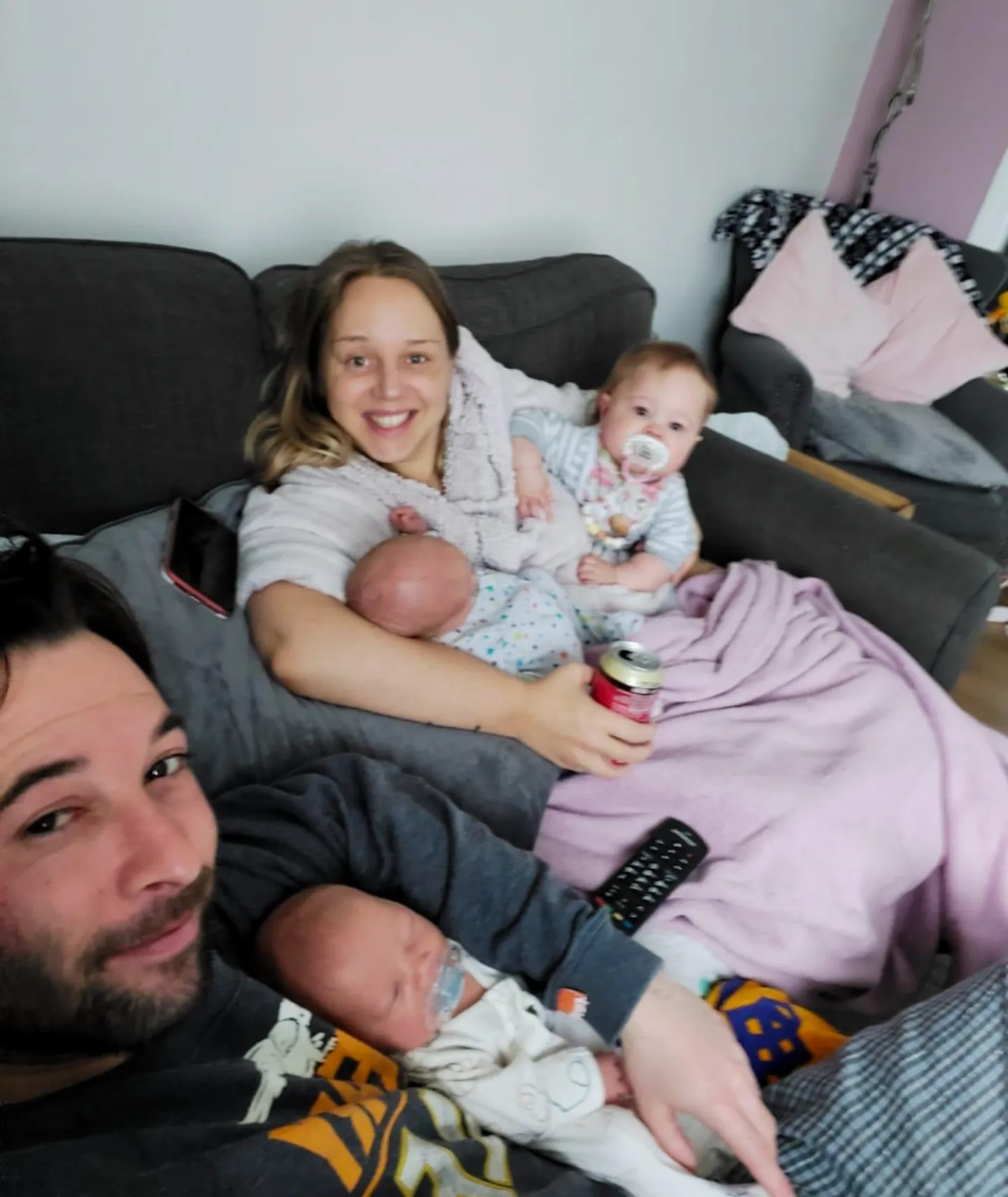 Emma Geairns koos abikaasa Jamie'ga. Pildil on lapsed Noah, Arthur ja Harlow.