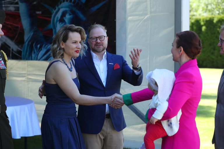 Брайан Рорафф с супругой Оленой (она украинка) приветствуют Кейт Пентус-Розиманнус с ребенком