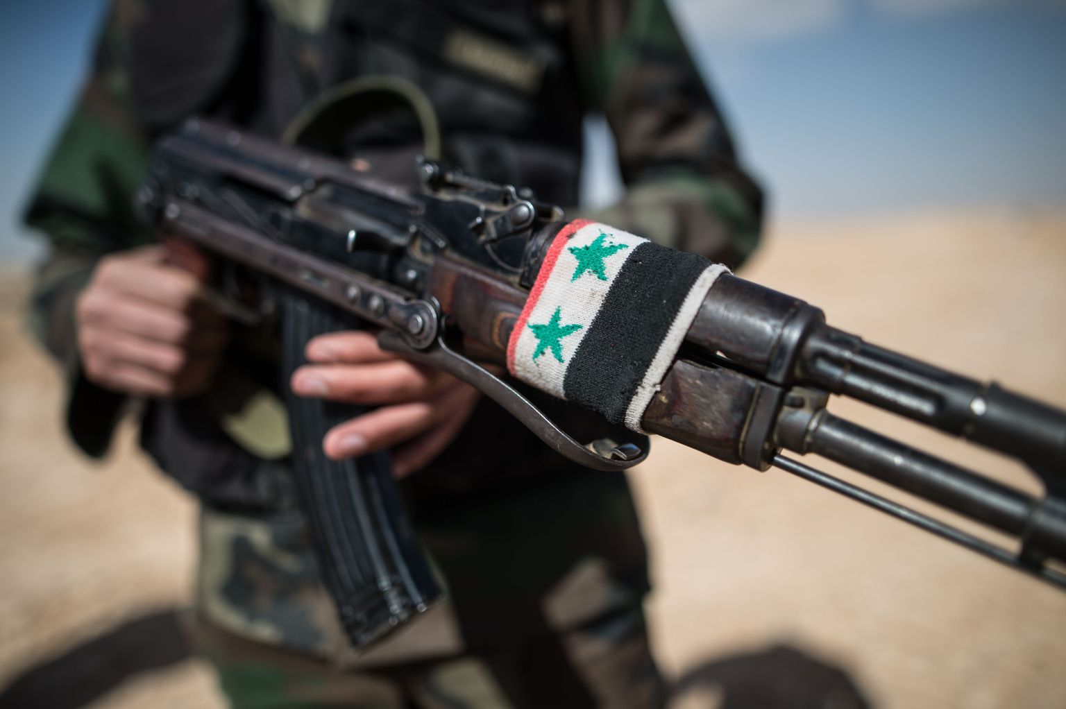 Süüria armee sõdur automaati käes hoidmas