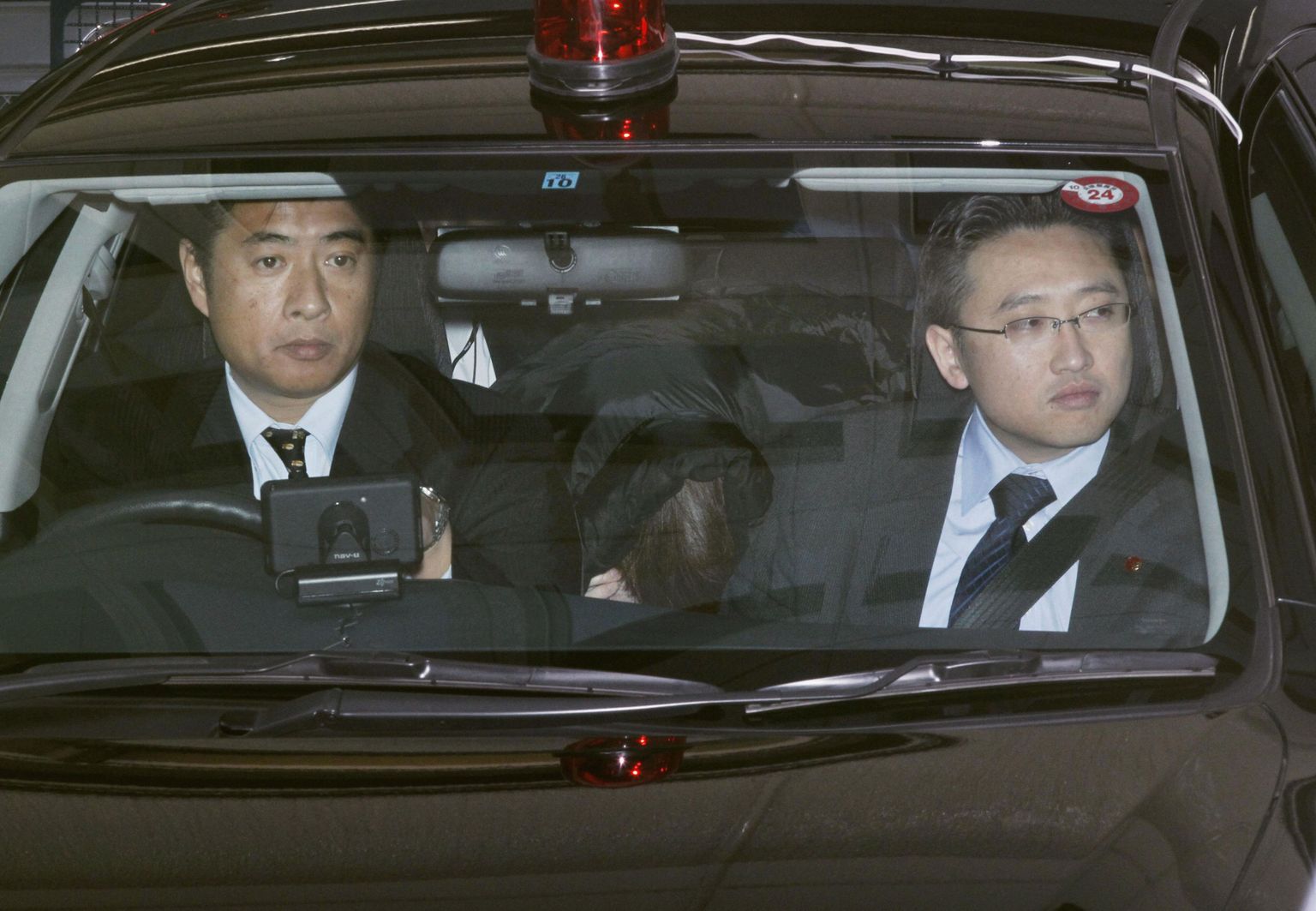 Makoto Hirata (keskel) koos politseinikega