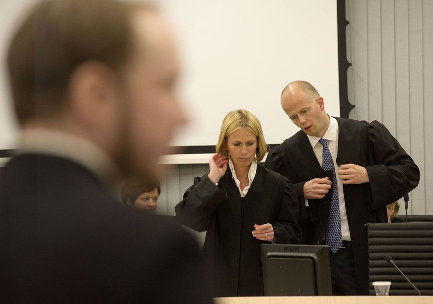 Anders Behring Breivik (vasakul) ning prokurörid Inga Bejer Engh ja Svein Holden eile Oslo kohtus.