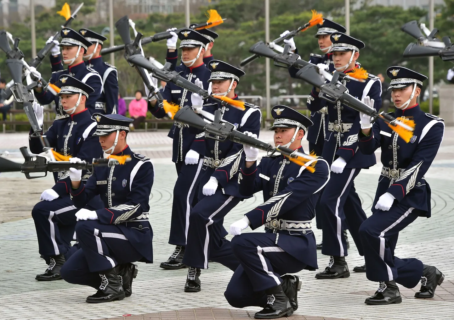 Lõuna-Korea sõjaväe auvahtkond esinemas.