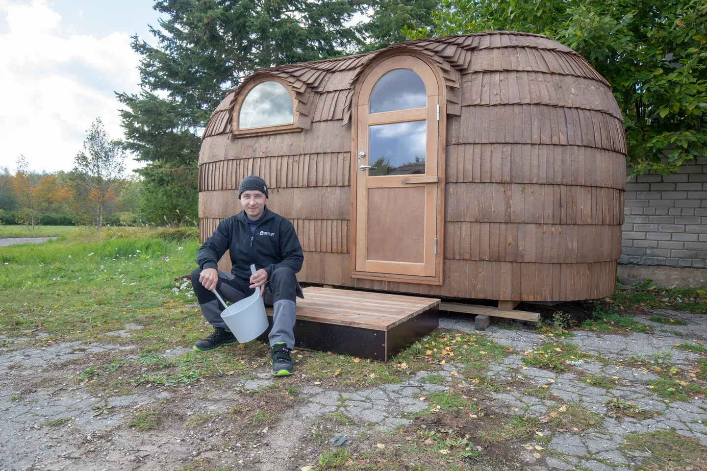 Inglismaale saatmiseks valmistatud Iglucrafti sauna leiavad huvilised Leiest. Pildil üks ehitajatest Kalle Rimmel.
ELMO RIIG/Sakala