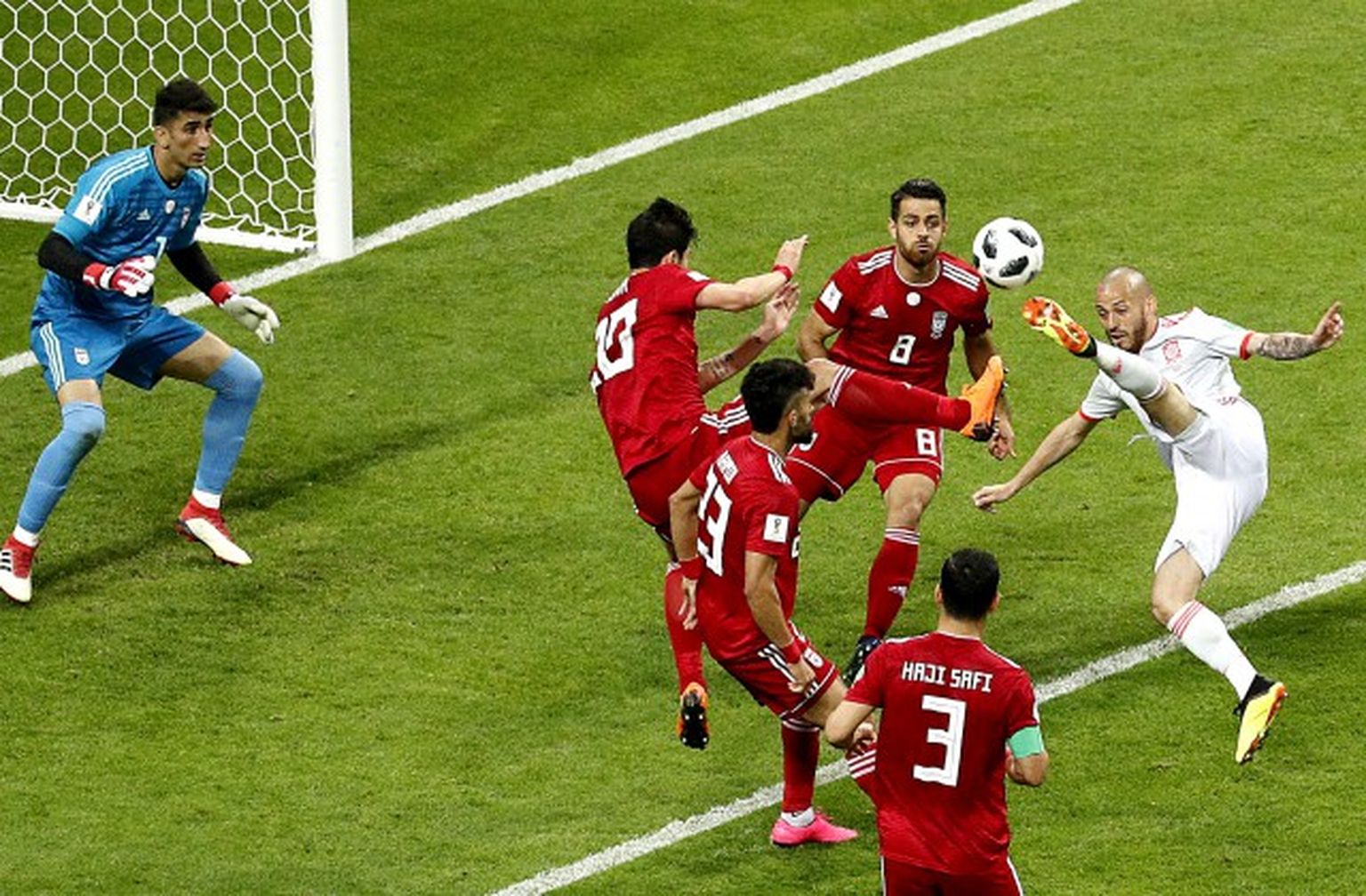 Spānijas futbola izlases pussargs Davids Silva izdara sitienu pa vārtiem Pasaules kausa mačā pret Irānas valstsvienību