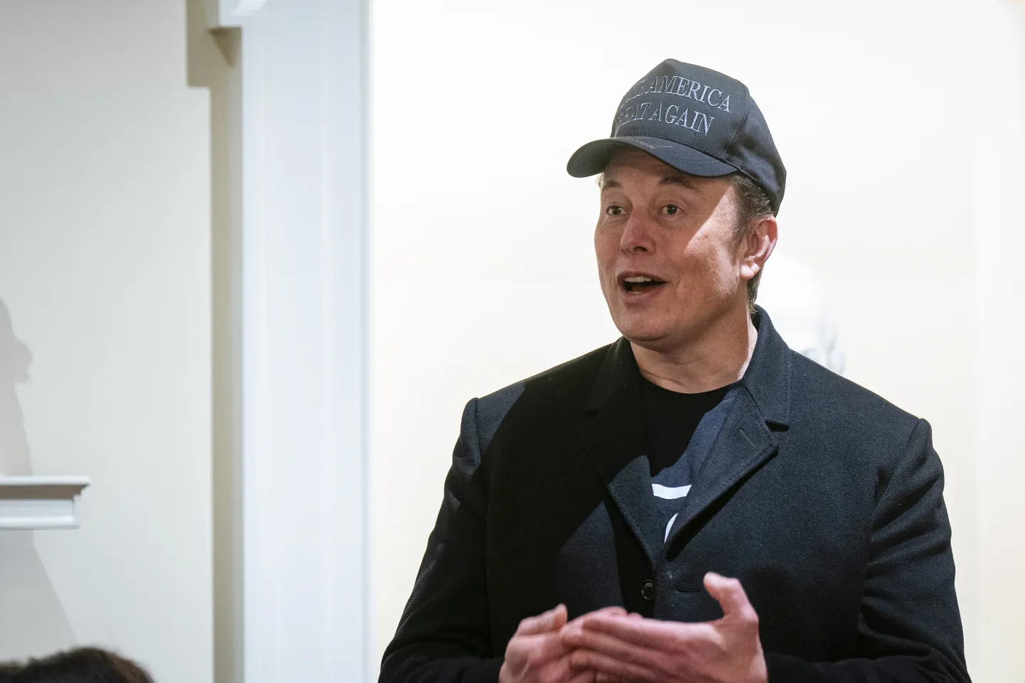 Elon Musk kõnelemas Donald Trumpi valitsuskabineti istungil.