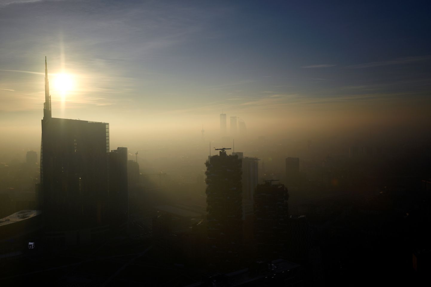 Милан, окутанный туманом и смогом.