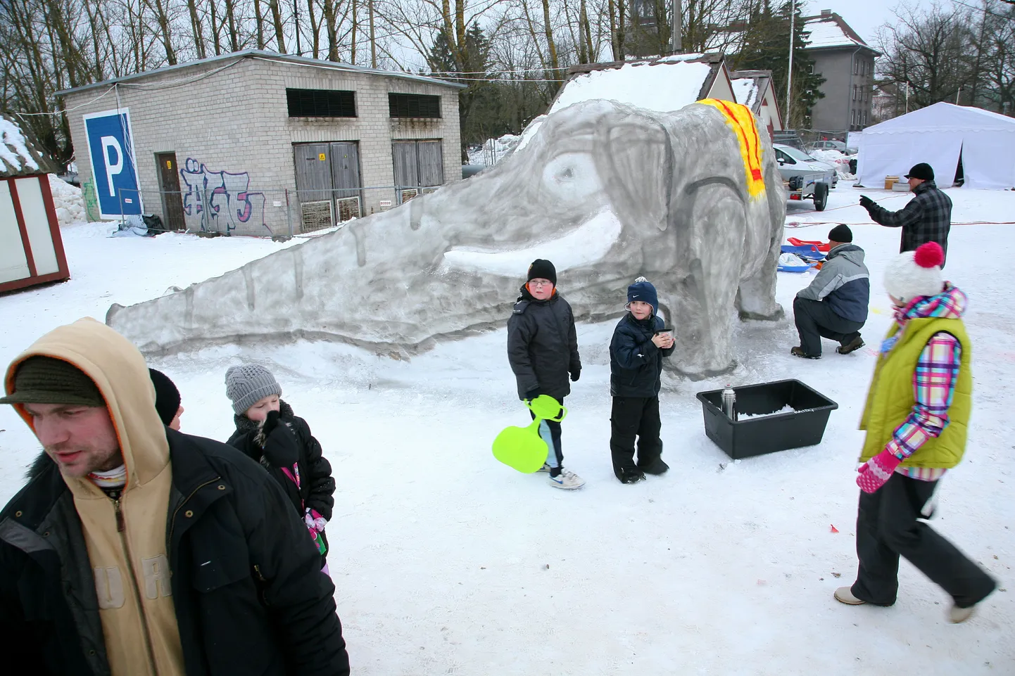Pärnu jääfestivalil võistlesid lumelinna ehitajad.