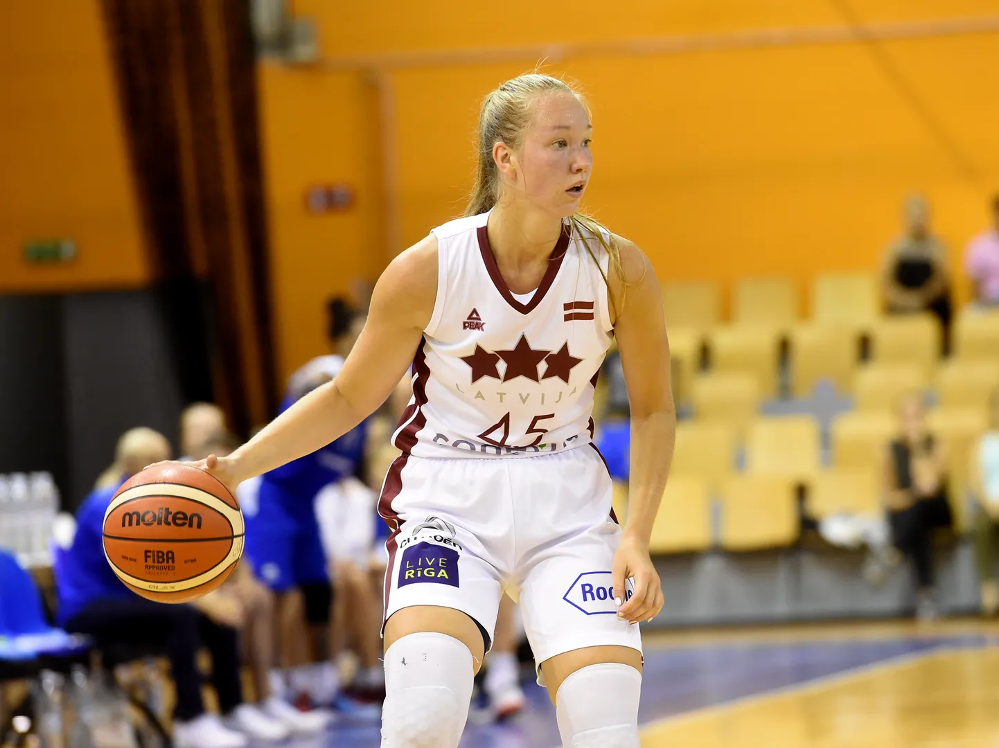 Latvijas sieviešu basketbola valstsvienība, gatavojoties septembrī gaidāmajai Pasaules kausa izcīņai, pārbaudes turnīrā "Elektrum" Olimpiskajā sporta centrā cīnās ar Ukrainas izlasi.