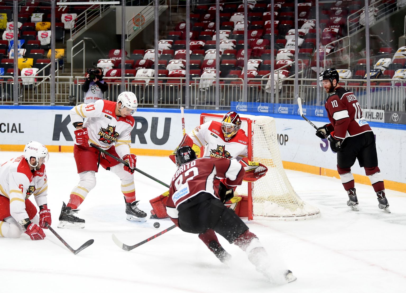 Kontinentālās hokeja līgas spēle starp Rīgas "Dinamo" un  Ķīnas Kunlun "Red star" komandām ''Arēnā Rīga''.
