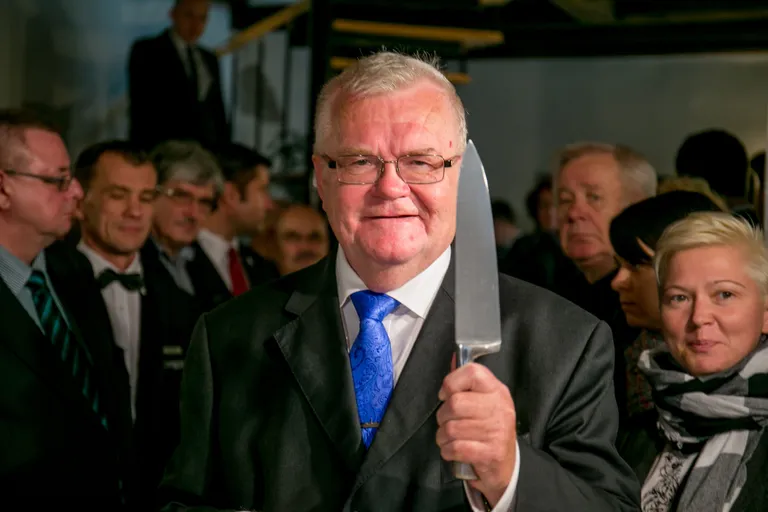 Edgar Savisaar võib rõõmsalt torti lahti lõigata.