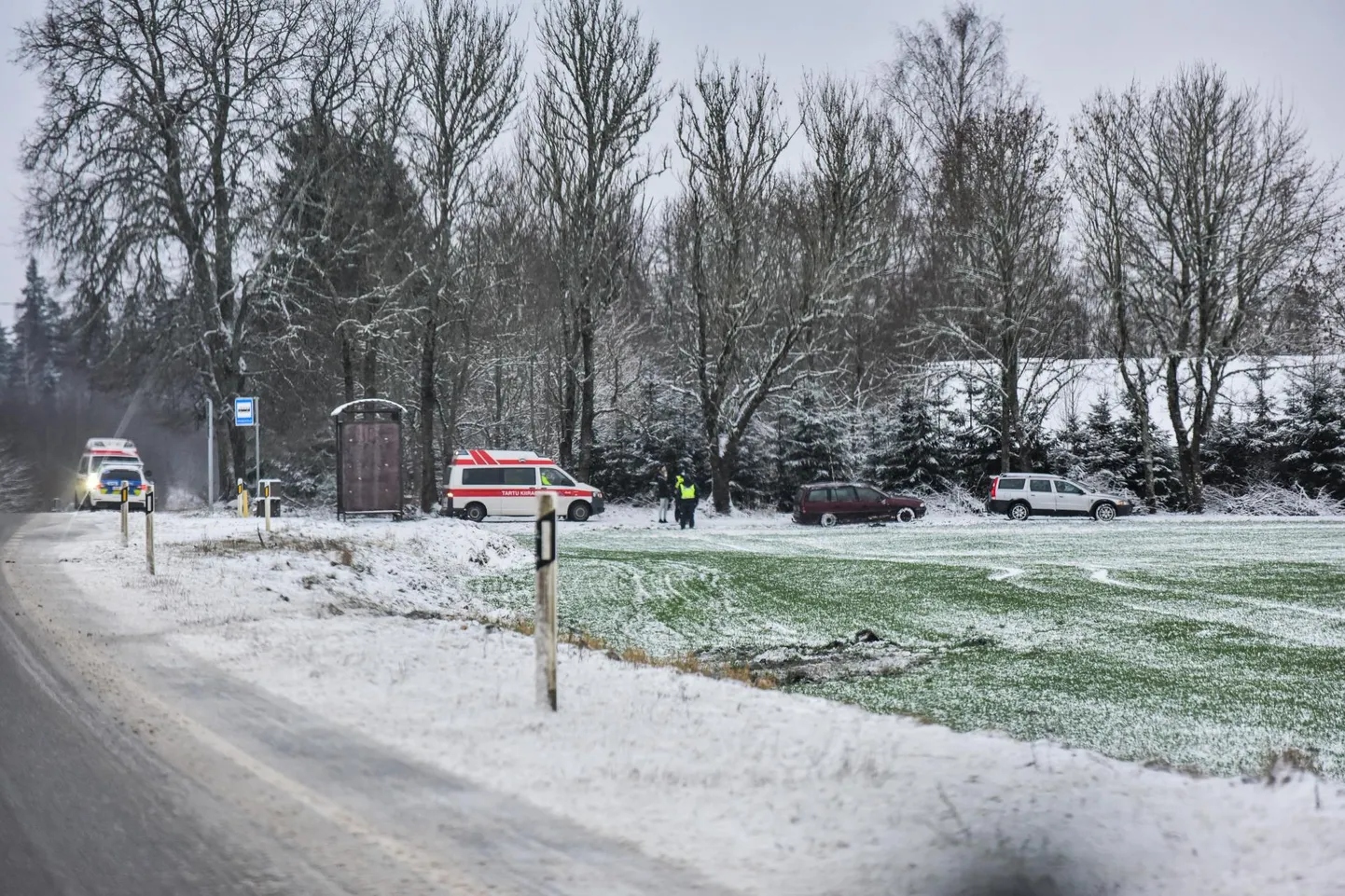 Sündmuskohal tehtud fotol on avarii teinud auto kraavist välja tõmmatud ja seisab tee ääres.