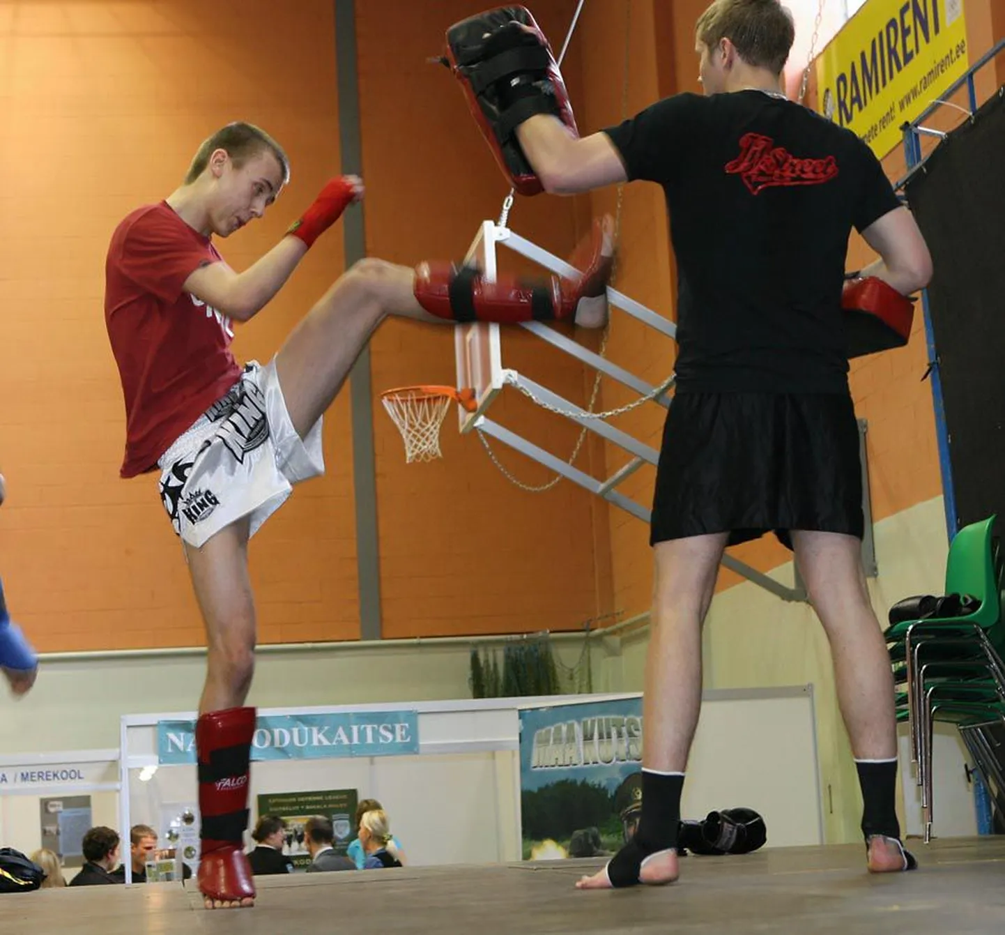 Keith Orasmäe (punases särgis) suutis tallinlase Andre Hinsalu nokauteerida tehnilise nokaudiga esimeses raundis. Pilt on tehtud Viljandi haridusmessil.