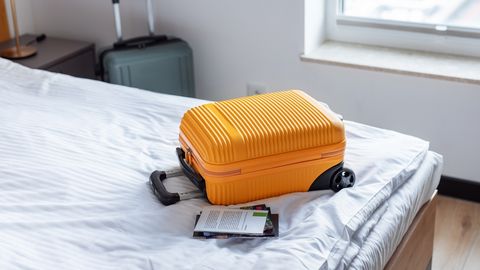 Reisiekspertide hoiatus: ära aseta kohvrit hotellitoa voodile
