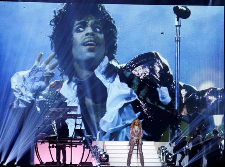 Dziedātājas Madonnas priekšnesums bija veltīts Prinsam. Viņa sāka uzstāšanos ar dziesmu «Nothing Compares 2 U», sēžot uz grezna violeta krēsla. Prinsa hita «Purple Rain» izpildīšanas laikā Madonnai uz skatuves pievienojās Stīvijs Vonders 