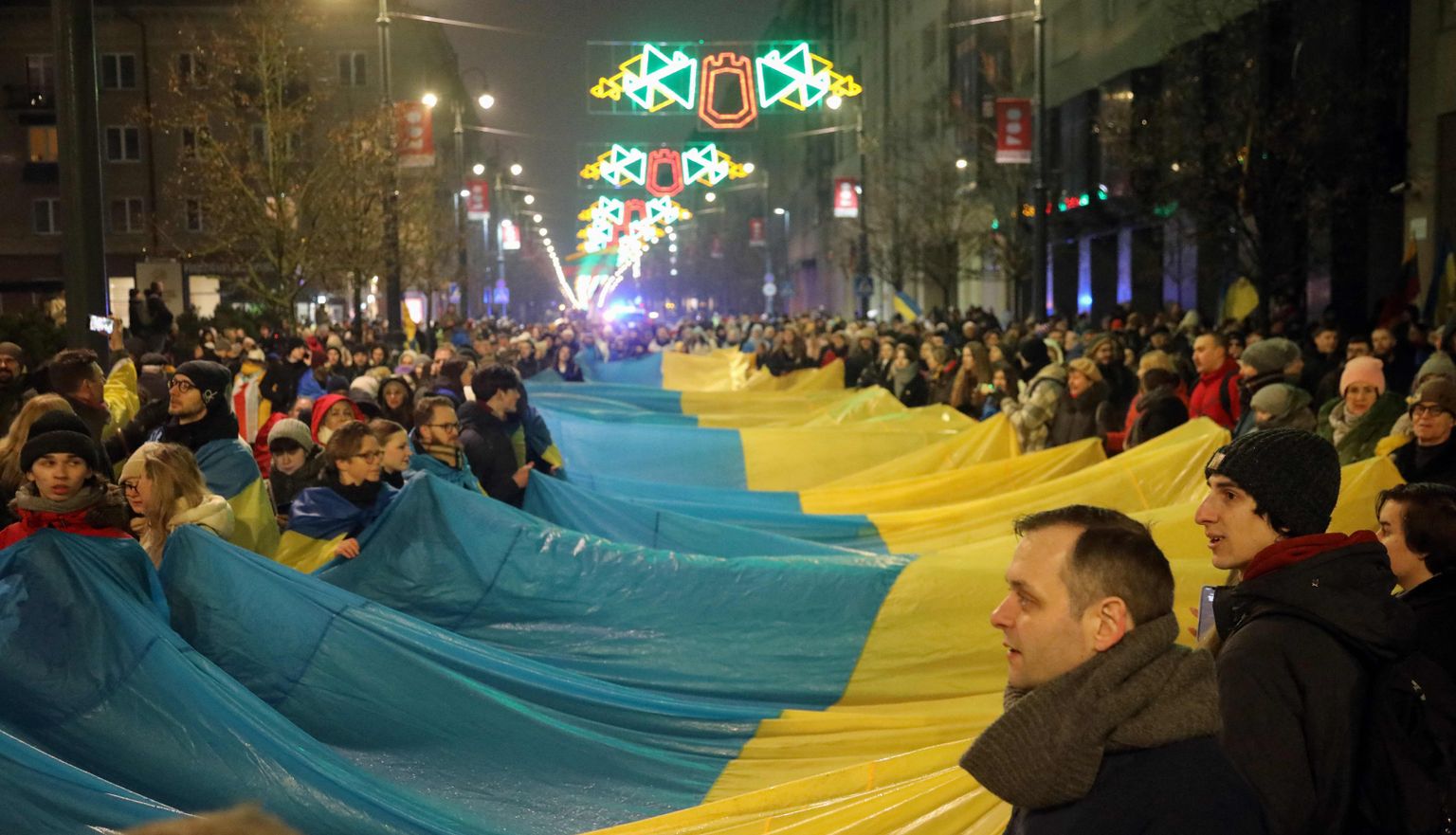 Большой украинский флаг на демонстрации в Вильнюсе по случаю годовщины агрессивной войны России.