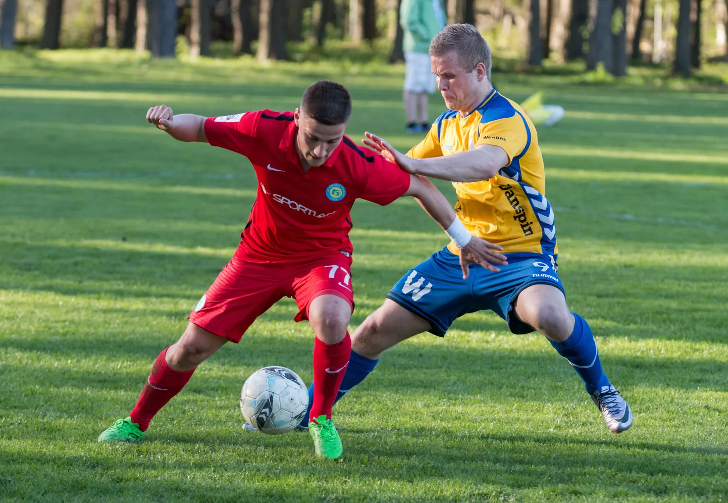 Pärnu linnameeskond vs Narva Trans. Svjatoslav Jakovlev (vasakul) ja Kristen Saarts.