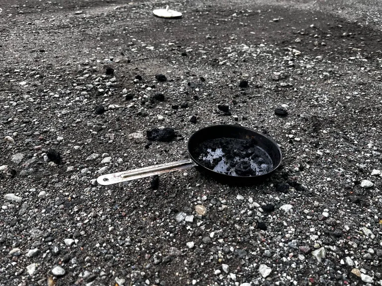 Pann oli kõrbema läinud. Päästjad viskasid selle aknast välja.