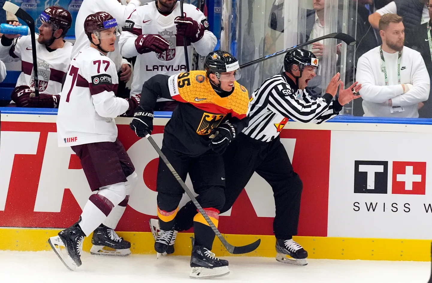 Latvijas hokeja izlases spēlētājs Kristaps Zīle (nr. 77)